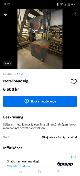 Metallbandsåg av märket Grob står i ett verkstadsutrymme, omgiven av hyllor med diverse förvaringslådor i bakgrunden.