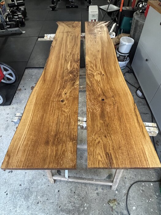 Oljade ekskivor på tork efter behandling, placerade på en arbetsbänk i ett hemmagarage.