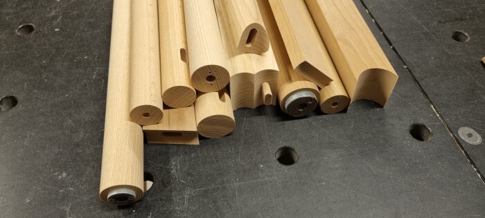 Bitar av trä ligger på ett bord efter att ha blivit sågade.