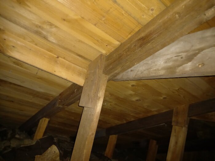 Trätak på vind med skarvade stödbensramverk i fokus, diskuterat som del av eventuellt sovloftsprojekt i sommarstugan.