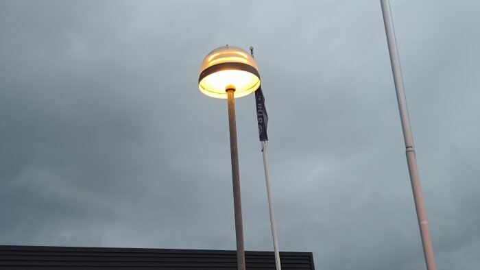 Gatubelysning på en mörk himmel i en kommun, reflekterar diskussionen om byte till energieffektiv LED-belysning i tråden.