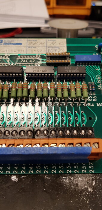 Kretskort med installerade IC-hållare och komponenter, inklusive gröna och bruna motstånd.