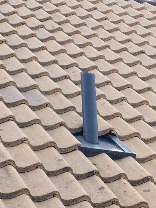 Ventilationsrör genom tak med takpannor.