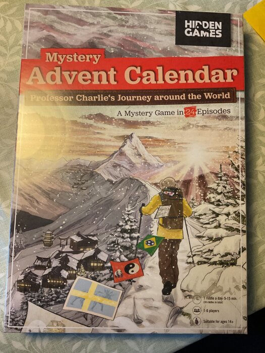 Omslaget till ett mysterium adventskalender-spel med en figur som vandrar i snölandskap, olika flaggor och symboler visas.