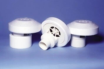 Vita vakuumventiler för avluftning visas mot en blå bakgrund. Ventilerna har en rundad design med synliga öppningar.