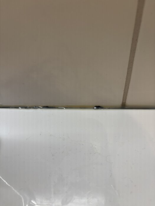 Mögel synligt under fog vid handfatet i badrum.