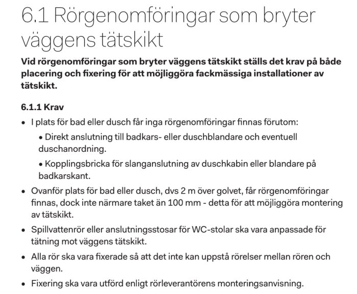 Text som beskriver regler för rörgenomföringar som bryter väggens tätskikt, med krav på placering och fixering för installationer i bad- och duschutrymmen.