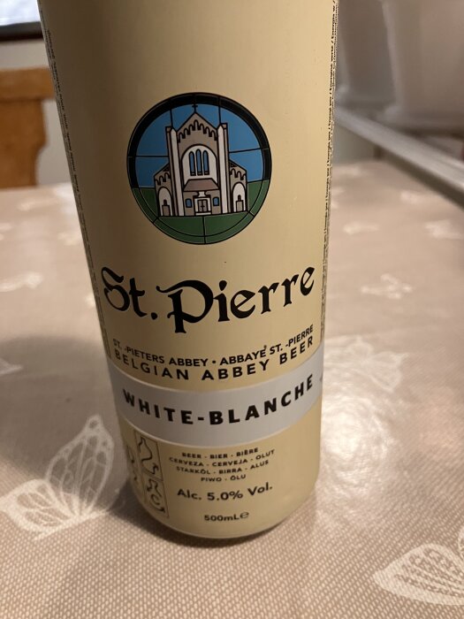 Belgiskt öl av märket St. Pierre, med beteckningen "White-Blanche", alkoholhalt 5,0%, på ett bord.