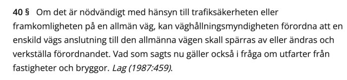Text från Väglagen 40 §, om reglering av enskilda vägars anslutning till allmänna vägar, inklusive bestämmelser för fastigheter och bryggor.