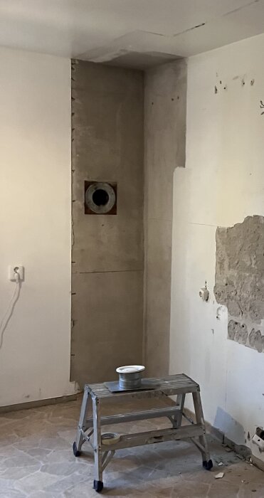 Köksrenovering med synlig tallriksventil på väggen, stege med burk stående på golvet.
