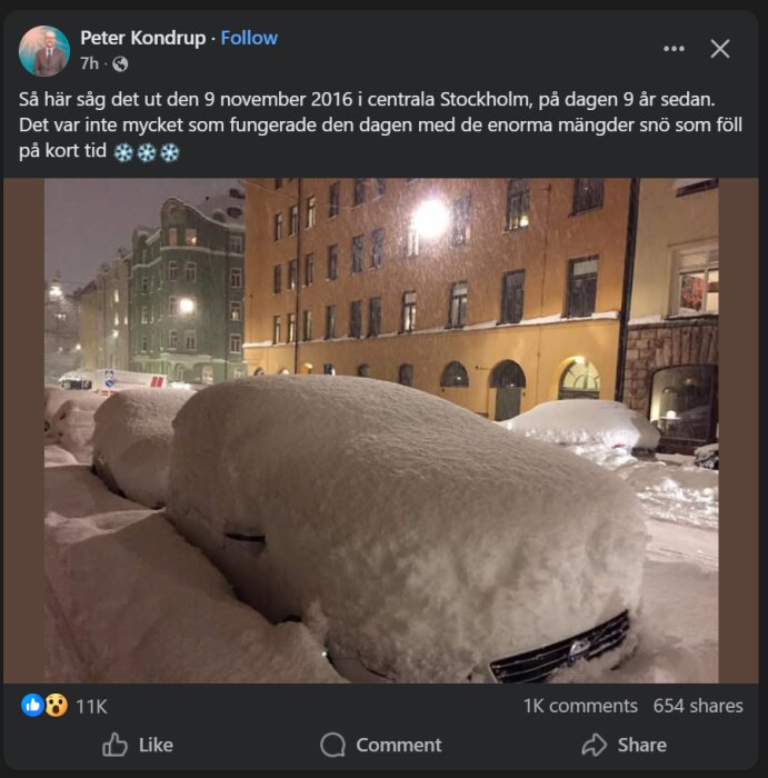 Snötäckta bilar och snöfyllda gator i centrala Stockholm under en kraftig snöstorm i november 2016.