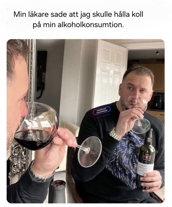Man i svart tröja dricker vin ensam framför en spegel, håller en vinflaska i handen, och spegelbilden visar samma handling. Text om att hålla koll på vinkonsumtionen.
