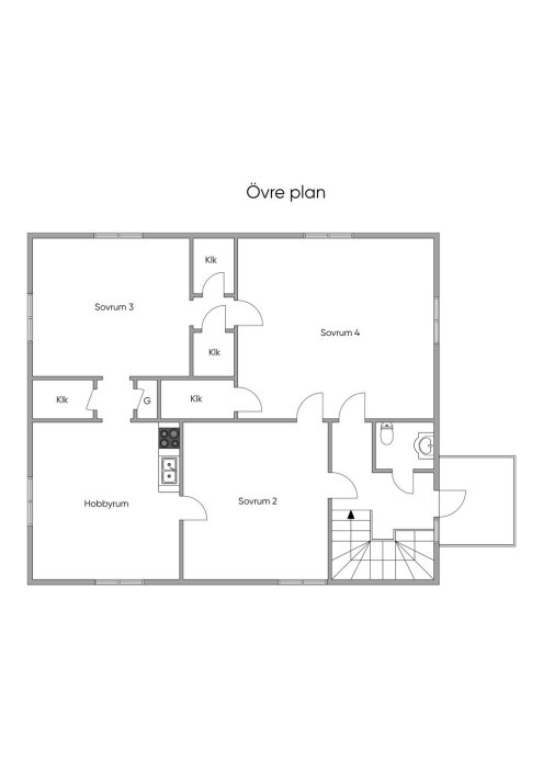 Planritning för övre våning med fyra sovrum, allrum, wc, och klädkammare. Visar rumsplacering och potentiella justeringsmöjligheter.