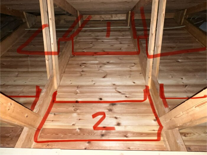 Vind med träbjälkar där röda markeringar visar två olika alternativ för att installera ångbroms: över hela golvet och bjälkar eller bara mellan dem.
