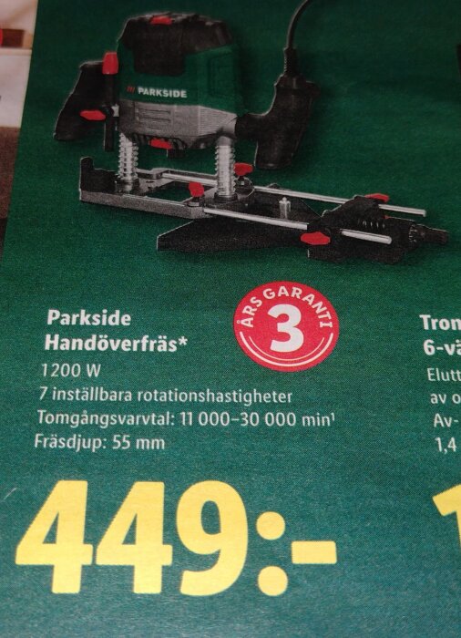 Bild på Parkside handöverfräs med 1200W och 7 hastigheter. Pris: 449 kr. Tre års garanti. Tomgångsvarvtal: 11000–30000 varv/min. Fräsdjup: 55 mm.