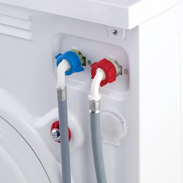 Tvättmaskinens vattenanslutningar med blå och röd koppling på baksidan av en Ebac E-Care Dual Fill-maskin.