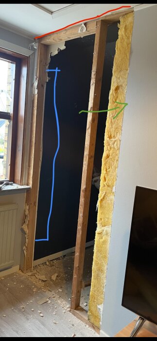 Öppning i vägg med borttagna reglar, markerade med röda, blå och gröna linjer, för att visa planerade ändringar i konstruktionen.