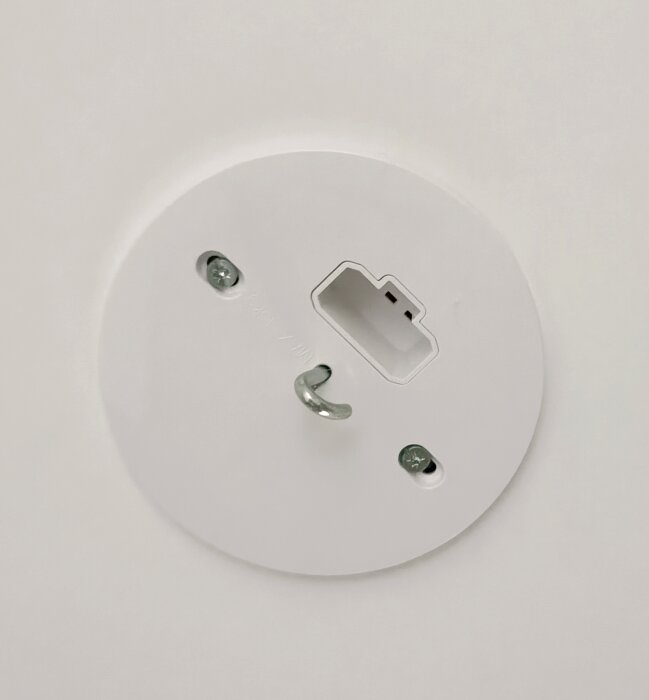 Ny EU-standard för elektriskt takuttag, runt och vitt med monteringskrokar och central kontaktpunkt.