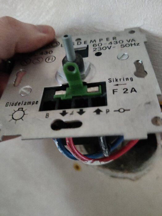 Dimmer med symboler och kopplingsschema, svart kabel vid P, röd och blå vid pilar. Text "Glödelampe" och "Sikring". 230V 50Hz anges.