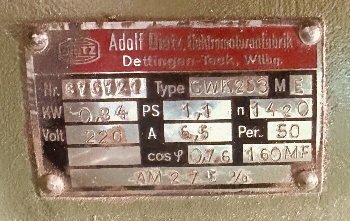 Skylt från en Ulmia enfasmotor med specifikationer som effekt (0,84 kW), ampere (6,8 A), volt (220 V) och kondensatorvärde (160 MF).