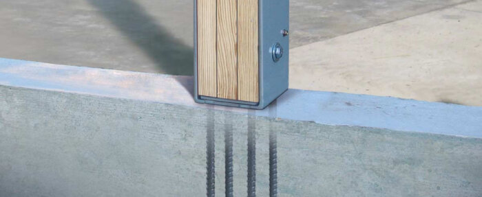 Puusta valmistettu tolppa betonialustalla, kiinnitetty metallisella kulmakiinnikkeellä ja ruuveilla.