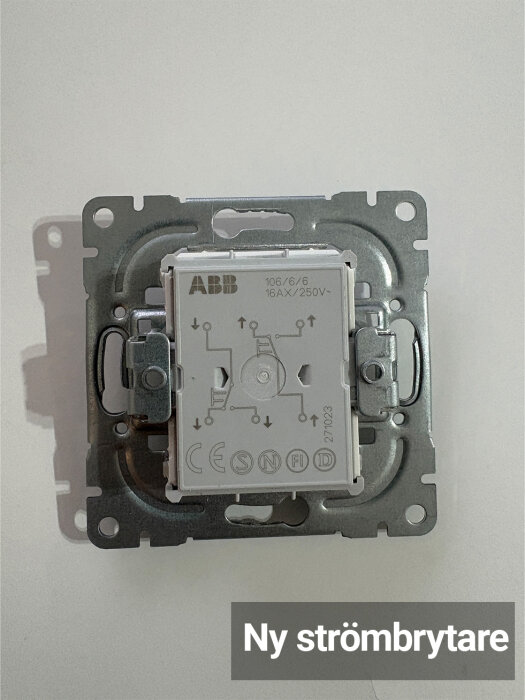Dubbeltrapp strömbrytare med märkning från ABB och symboler för elanslutning.