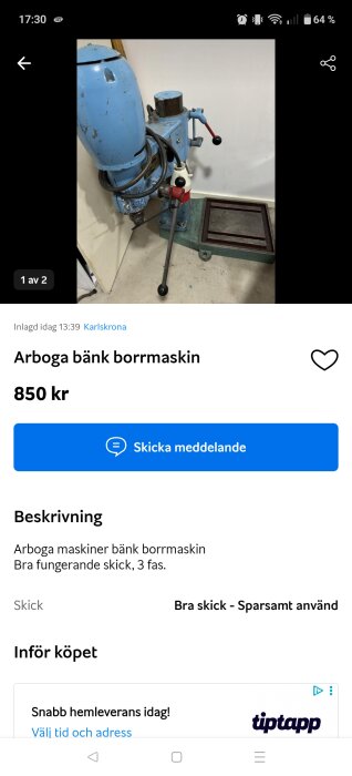 Blå Arboga bänk borrmaskin i bra skick, 3-fas, högvarvig, med styrspakar och metallbas, fotograferad i ett rum med vit vägg.