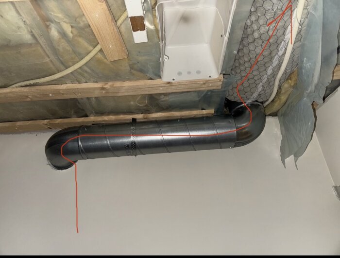 Ventilationsrör under takbjälkar med markerad luftflödesriktning, flera 90-graders böjar synliga.