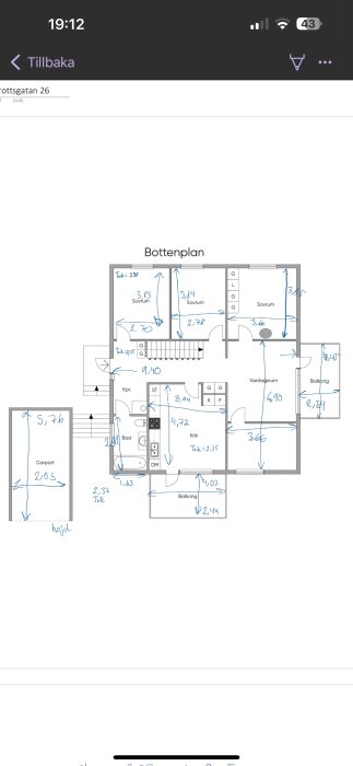 Planritning över bottenplan med handskrivna mått, visar rum och väggar inklusive kök och vardagsrum samt balkong och carport.