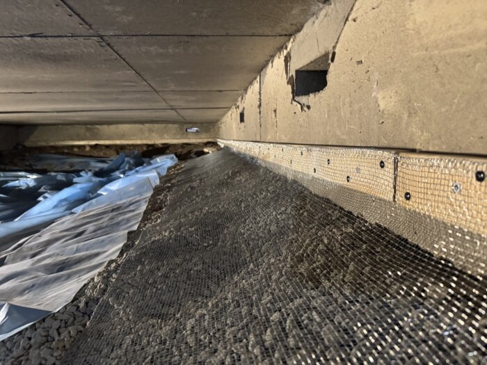 Glespanel och galvaniserad järntrådduk installerad i krypgrund för skydd mot gnagare, med luftspalt för fuktkontroll.