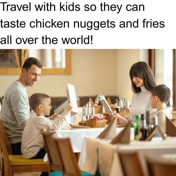 Familj med två barn på restaurang kollar på menyer, text skämtar om barn som äter nuggets och pommes överallt i världen.