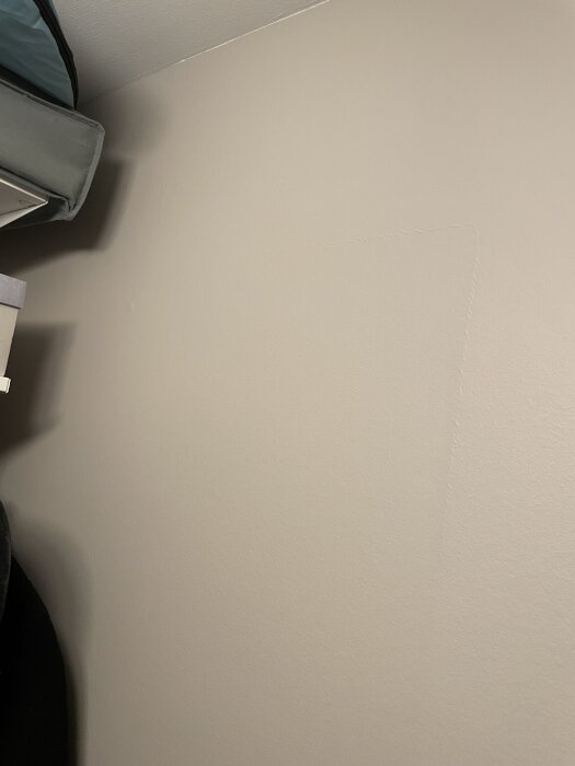 Ett rum med nymålad vägg där en spacklad och slipad skarv syns svagt utan tapet.