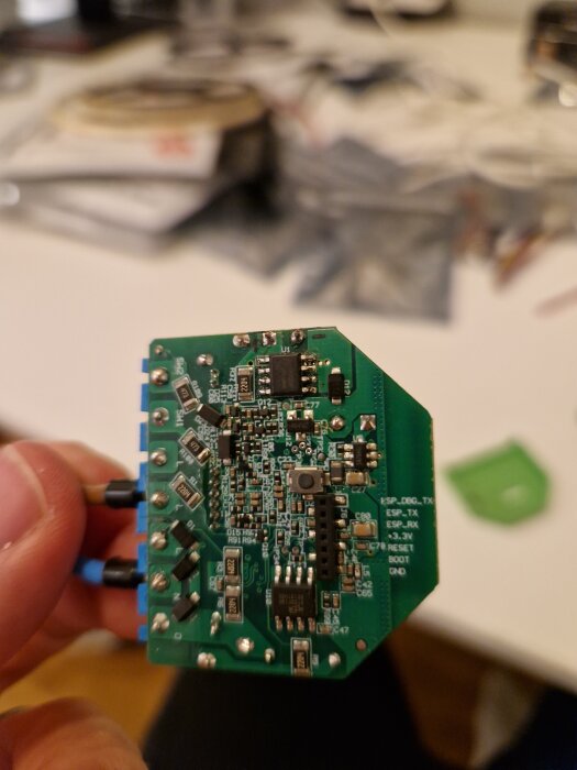 Närbild på ett kretskort till en Dimmer2, där komponenter har bytts ut efter ett misslyckat försök att få enheten att starta.