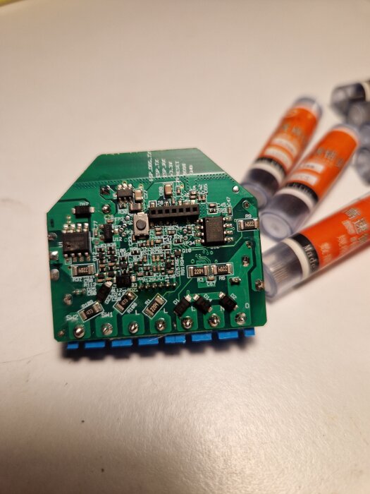 Elektroniskt kretskort för Dimmer2 ligger på bord med elektronikkomponenter i bakgrunden.