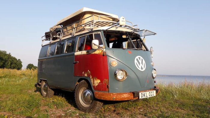 En Volkswagen folkabuss med slitage och packning på taket står vid en sjö på Gotland.