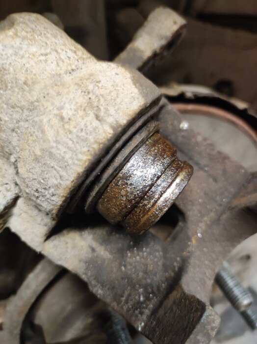 Närbild av en rostig bromsok på en KIA Ceed från 2006, tidigare putsad men väntar på byte.