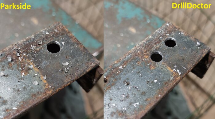 Två stålbitar bredvid varandra, en borrad med Parkside och en med DrillDoctor, visar hålstorlek och metallrester.