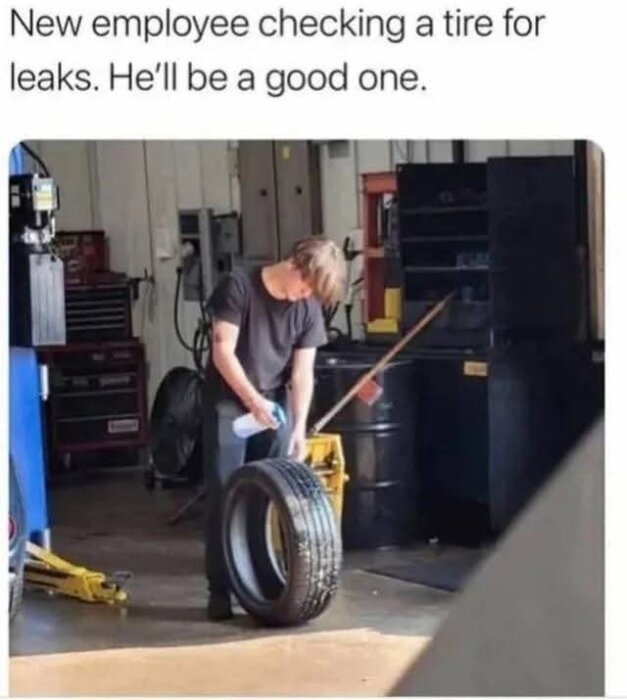 Person i verkstad kontrollerar ett däck för läckor med sprayflaska.