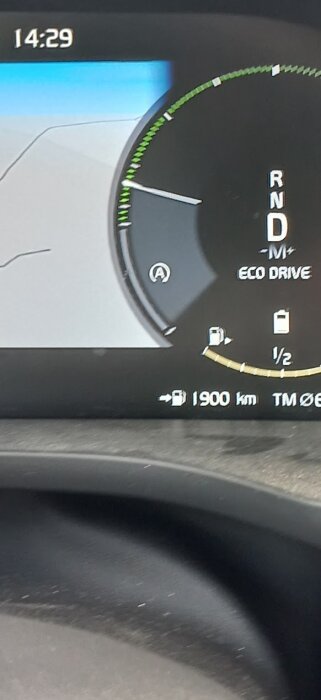 Instrumentpanel visar 12 mil sedan tankning, hybridkörning och räckvidd 900 km. Tid 14:29.