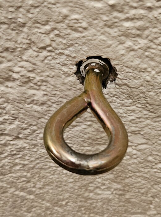 Metallögla för boxboll monterad i väggen.