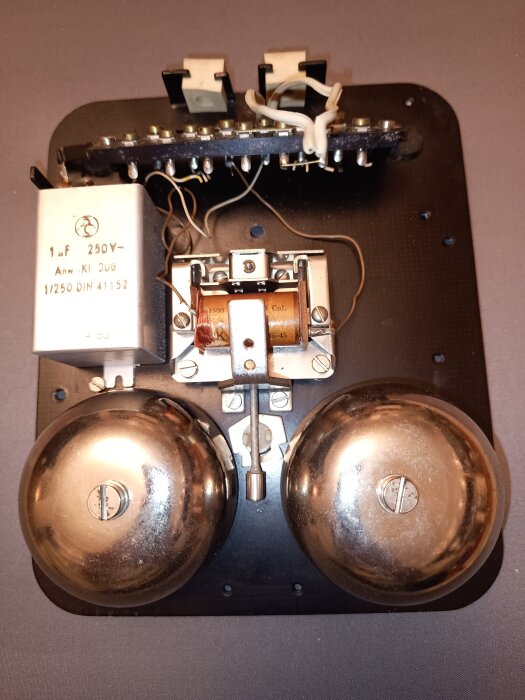 Ringklocka DeTeWe 1 från 1964 med två metallklockor och elektriska komponenter.