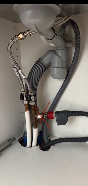 Rör och anslutningar under diskbänk visar befintlig Ballofix avstängning, med vattenrör och avloppsslangar. Röret märkt med rött för diskussionsändamål.