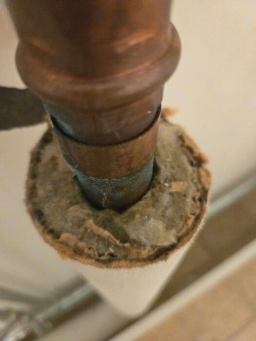 Kopparrör med isolering utsliten runt öppningen.