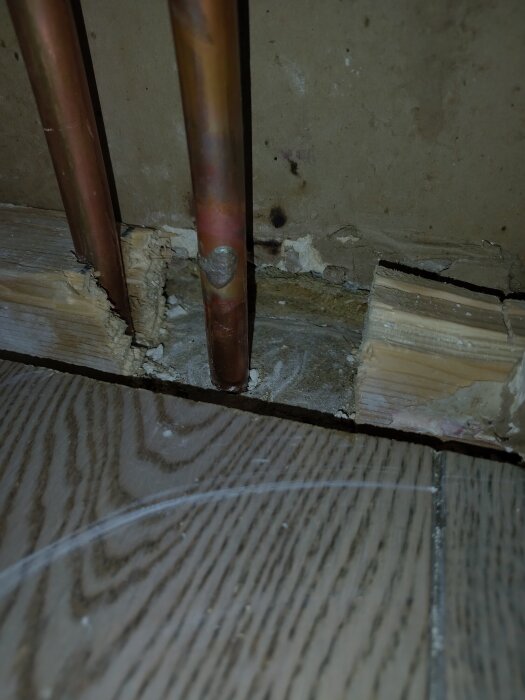 Kopparrör med hårdlött reparation, synligt i vägg; reparation utförd med silver-fosfor-koppar-lod, enligt inlägg om tillfällig lösning.