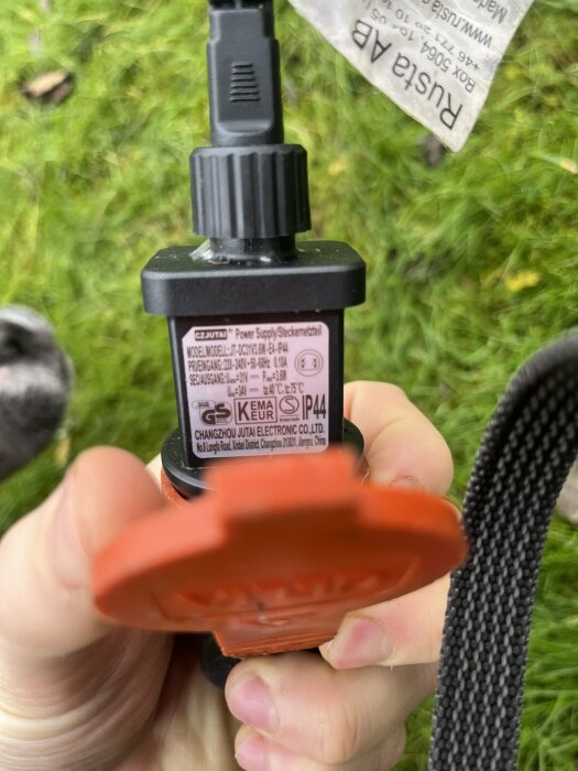 Transformator för LED-slinga, specifikationer synliga: 220-240V, 50Hz, 1.1A, med texten "IP44" och tillverkad av Changzhou Jutai Electronic Co. Ltd.