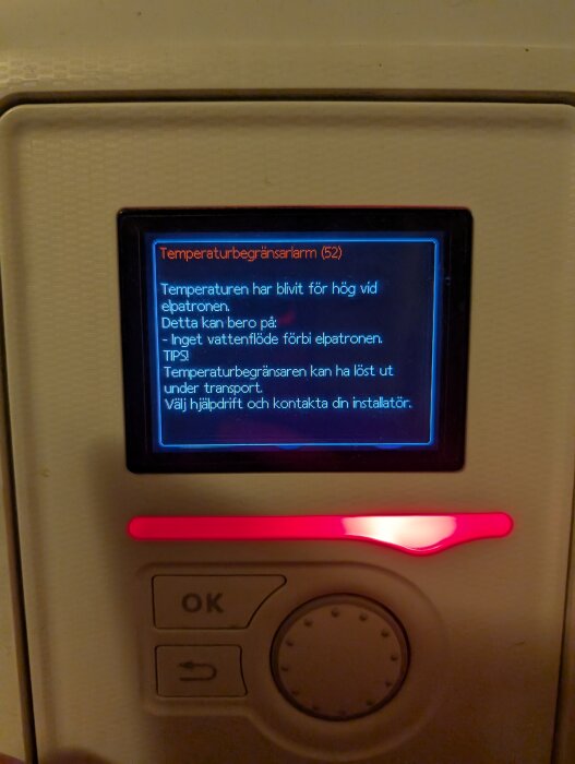 Skärm av Nibe F750 frånluftsvärmepump visar temperaturbegränsarlarm (52) och instruktioner för temperaturproblem vid elpatronen.