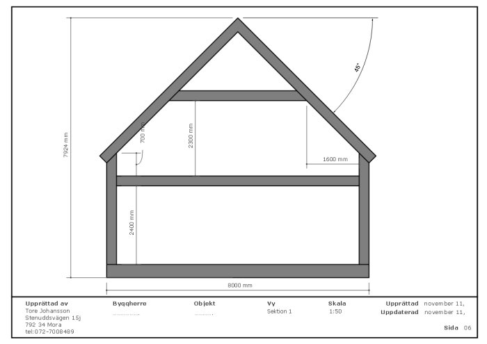 Byggnadsskiss med sektion av husgavel, mätt 7924 mm hög, 8000 mm bred, med takvinkel på 45 grader, från ritning av Tore Johansson.