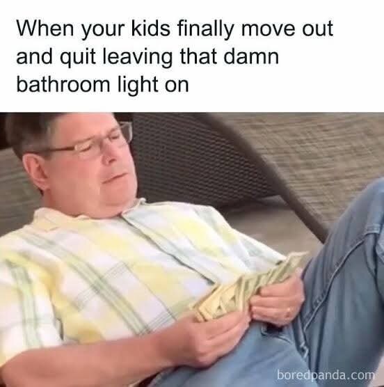Man sitter i en solstol med randig skjorta och håller en bunt sedlar. Text ovan: "When your kids finally move out and quit leaving that damn bathroom light on.