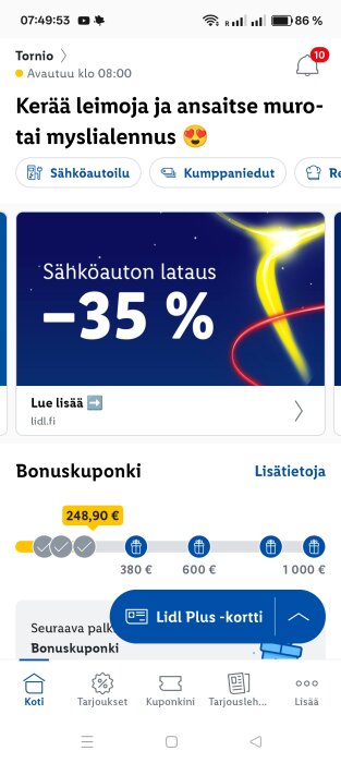 Reklam för Lidl-appen med 35 % rabatt på elbilsladdning, bonuskuponger och instruktioner på finska.
