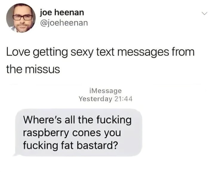 Tweet med humor om att få ett textmeddelande, där avsändaren undrar var alla hallonstrutar är och använder starkt språk.